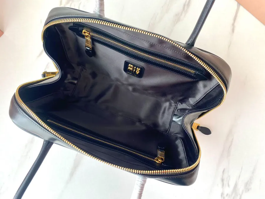 M Family 5BB172 Bucket Bag Premium Calfskin, Minimalist Design