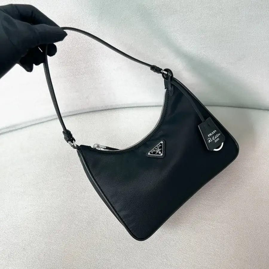 Hobo Re Edition 2005 Leather Wrist Crossbody Bag 1N204M