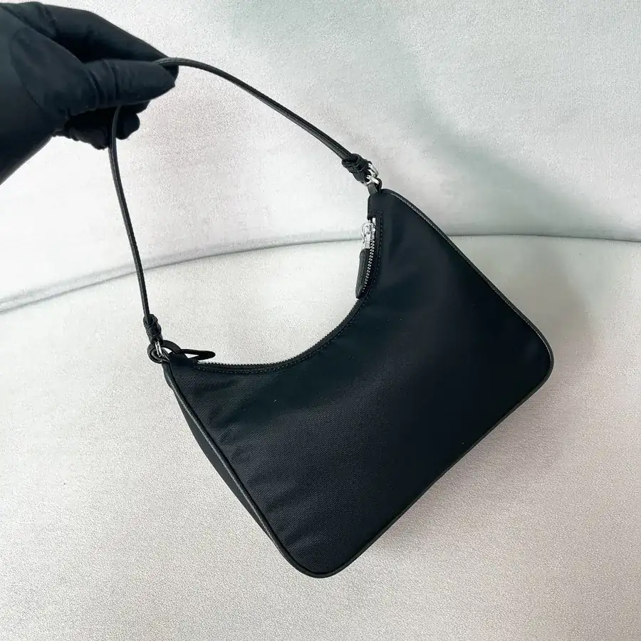 Hobo Re Edition 2005 Leather Wrist Crossbody Bag 1N204M