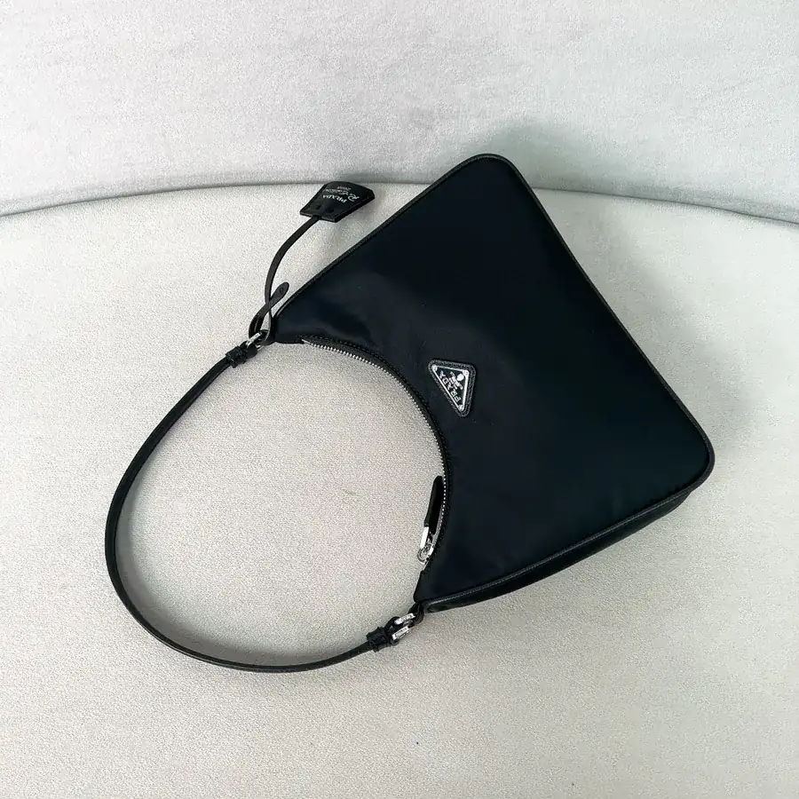 Hobo Re Edition 2005 Leather Wrist Crossbody Bag 1N204M