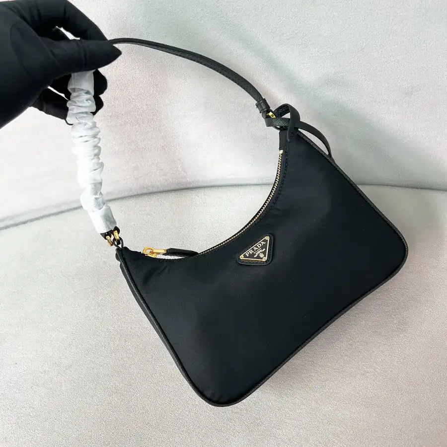 Hobo Re Edition 2005 Leather Wrist Crossbody Bag 1N204M