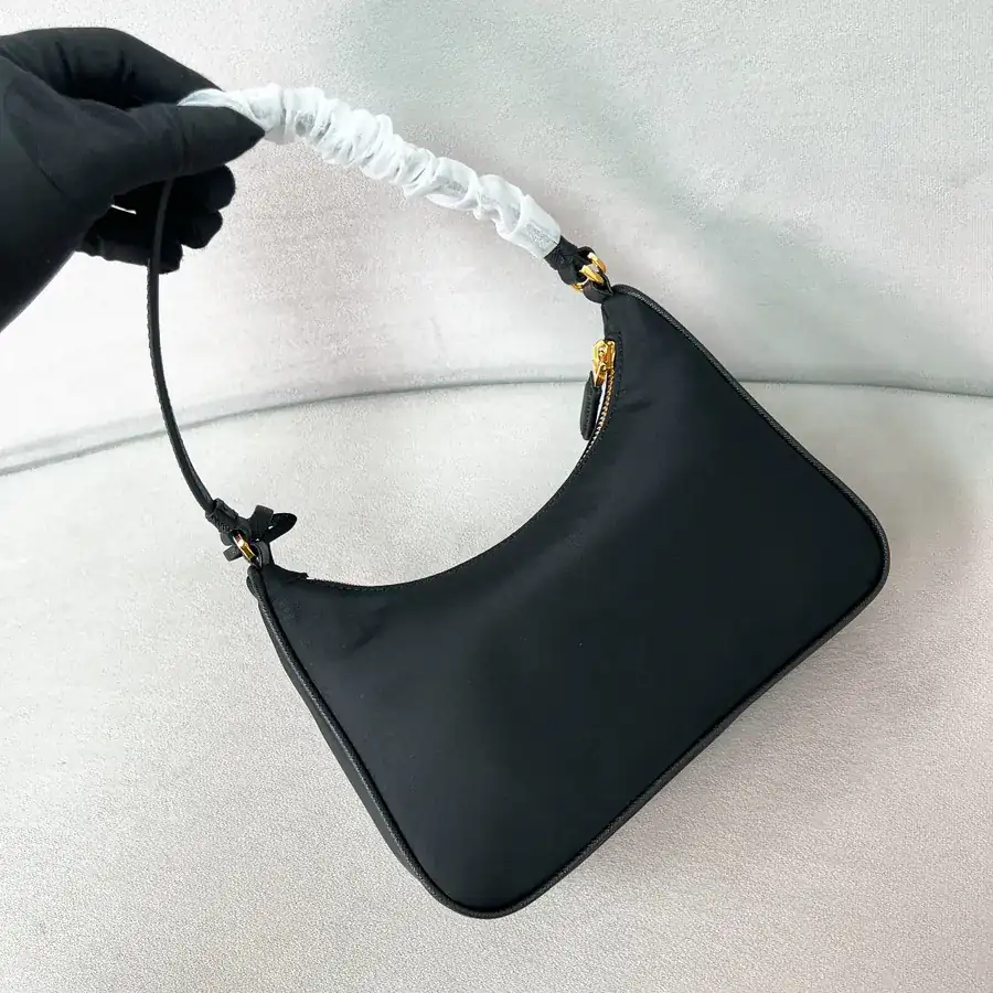Hobo Re Edition 2005 Leather Wrist Crossbody Bag 1N204M