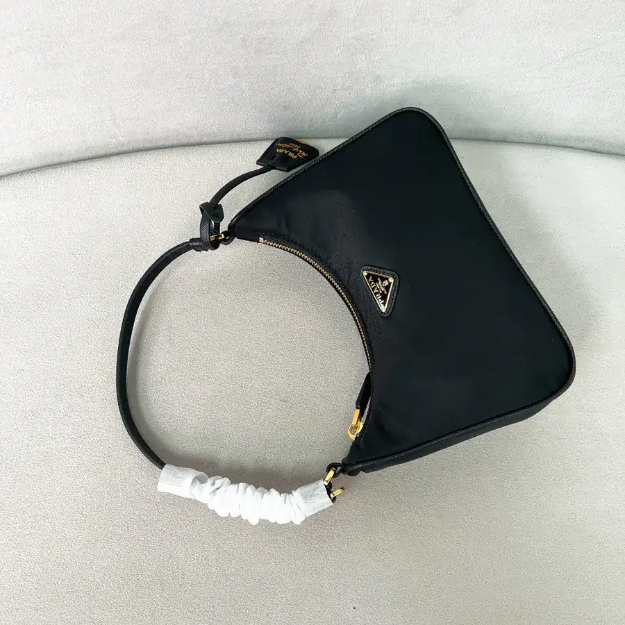 Hobo Re Edition 2005 Leather Wrist Crossbody Bag 1N204M