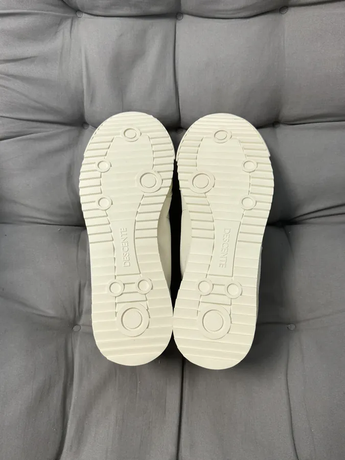 250 CON One Size Sporty Sneaker