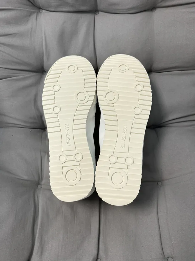 250 CON One Size Sporty Sneaker