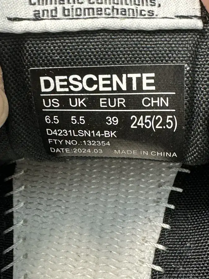 250 CON One Size Sporty Sneakers