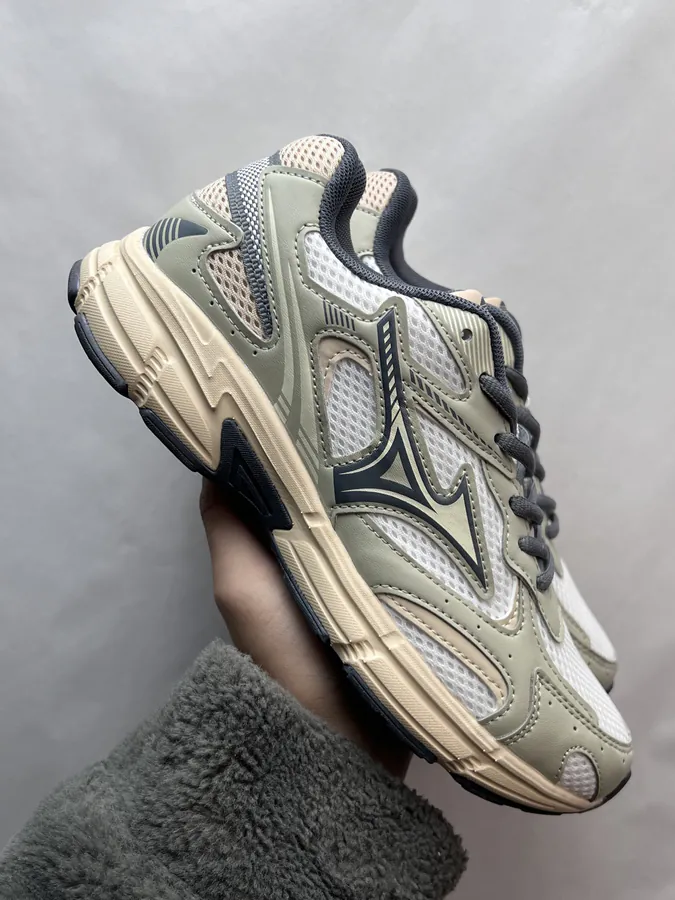 Mizuno Speed 2K Sporty Running Shoes with Grained Calfskin Upper
