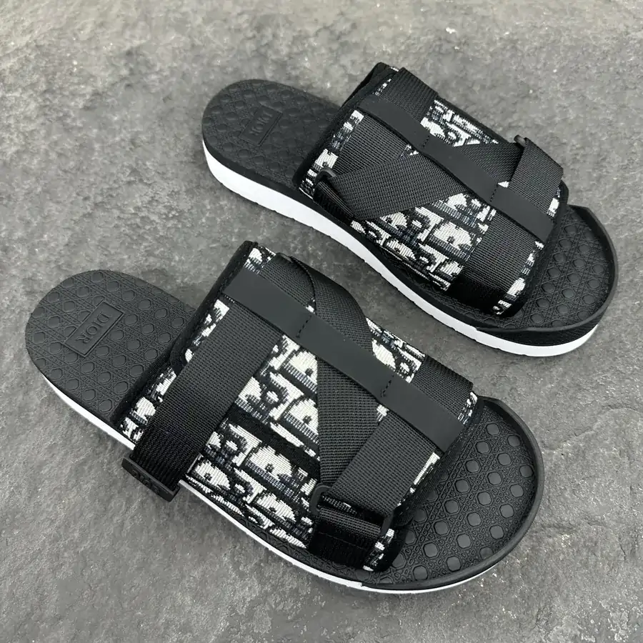 Aha Oblique Print Sneaker for Men and Women