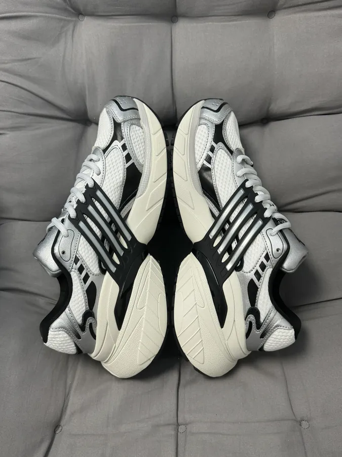 Tra Series 350 Runner Deluxe Sneakers