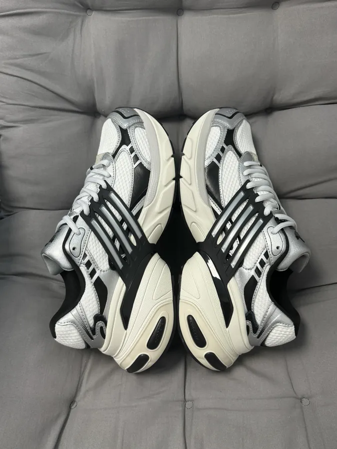 Tra Series 350 Runner Deluxe Sneakers