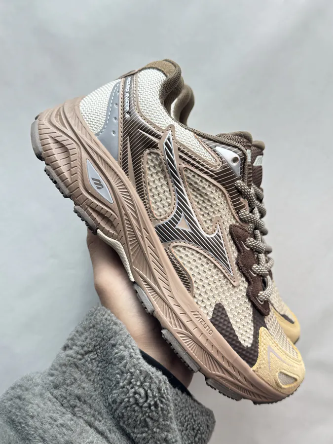 Mizuno Racer S Modern Running Shoes with Mesh Upper