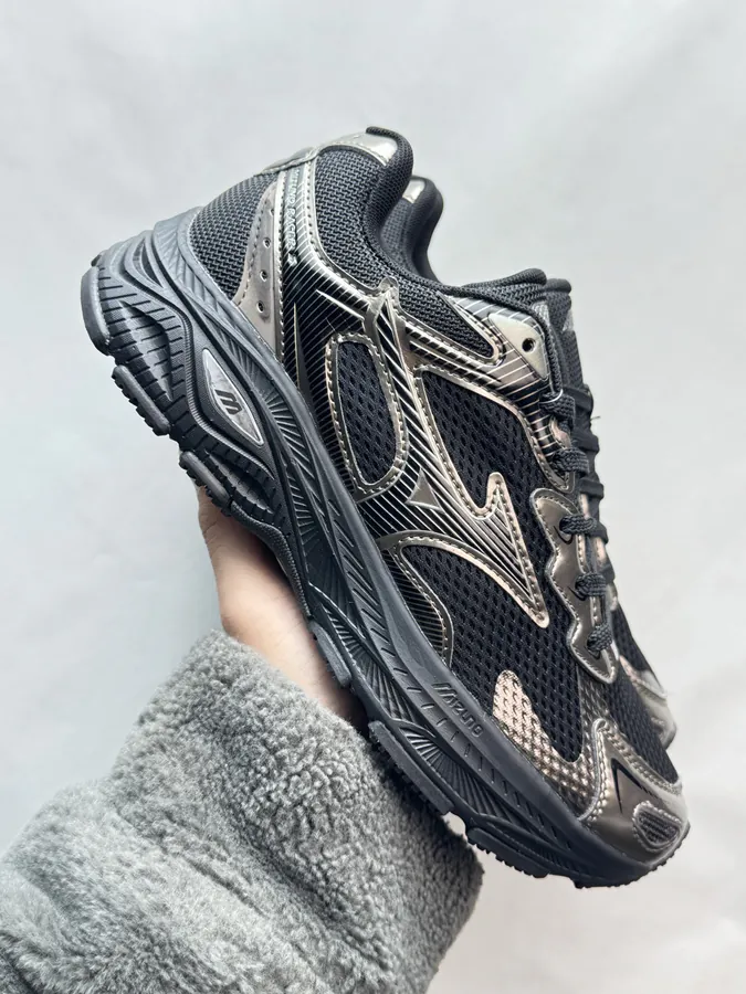 Mizuno Racer S Black Gold