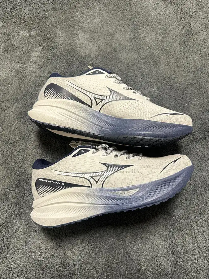 Mizuno ASTRO PLUS Low Top Running Shoes for Men and Women