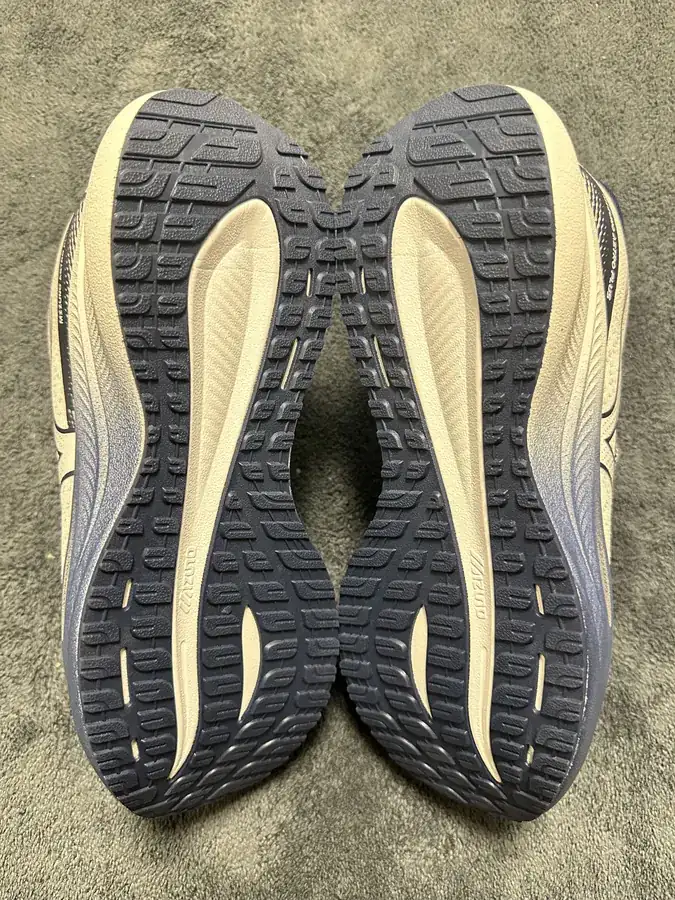 Mizuno ASTRO PLUS Low Top Running Shoes for Men and Women
