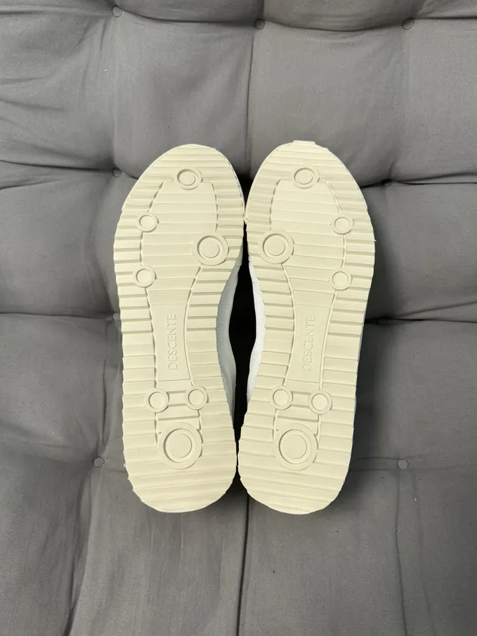 250 Con One Size Sneaker