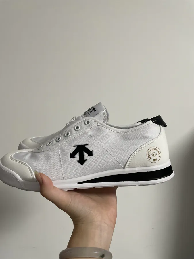 CON One Piece Sneaker