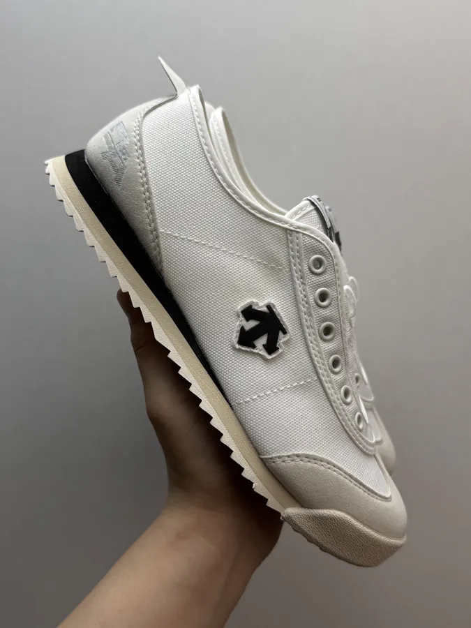 Con White Sneaker Clean Craftsmanship and Perfect Fit