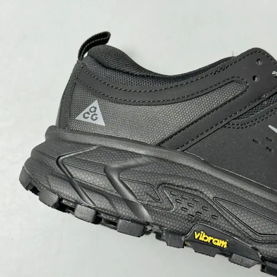 ACG Mountain Fly 2 Low Comfortable Outdoor Sneaker
