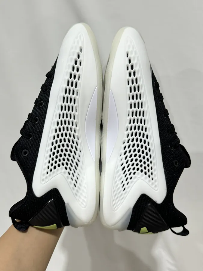 AE1 Basketball Shoes with 'Hua Zi Yi Dai' Design