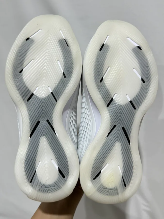 AE1 Basketball Shoes with 'Hua Zi Yi Dai' Design