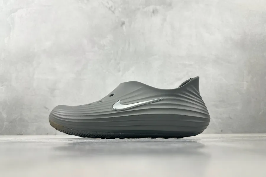 Nike ReactX Rejuven8 in Gray