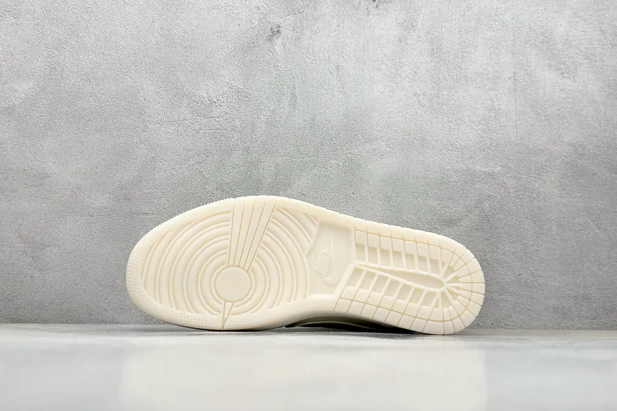 Travis Scott x Nike Air Jordan 1 Low Burberry 米白