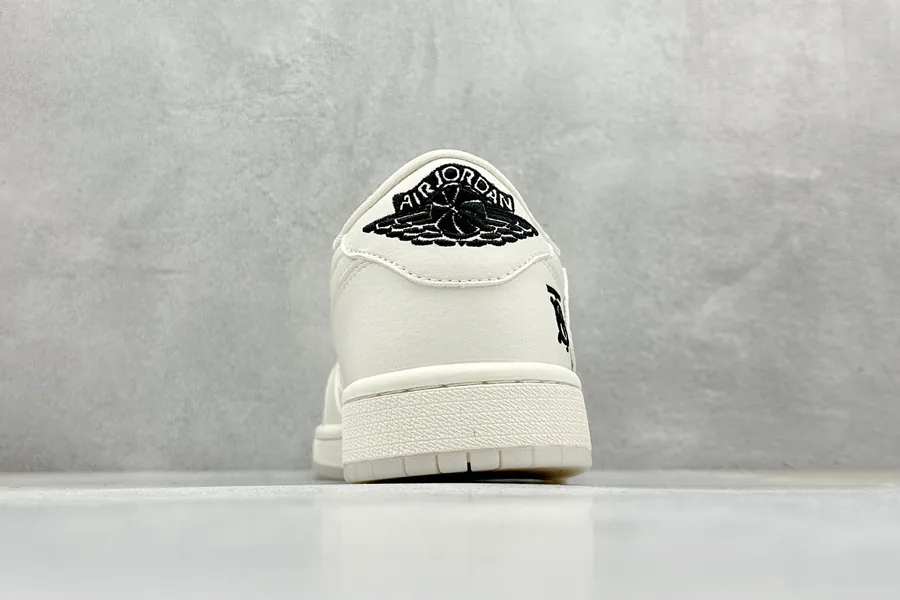 Travis Scott x Nike Air Jordan 1 Low Burberry 米白