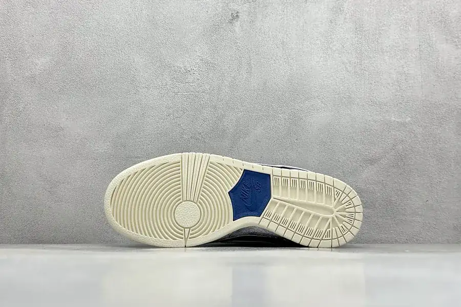 Nike Dunk SB Heartbeat Bear Casual Style