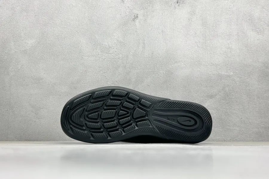 Nike Air Max Axis Lightweight Comfort Sneaker