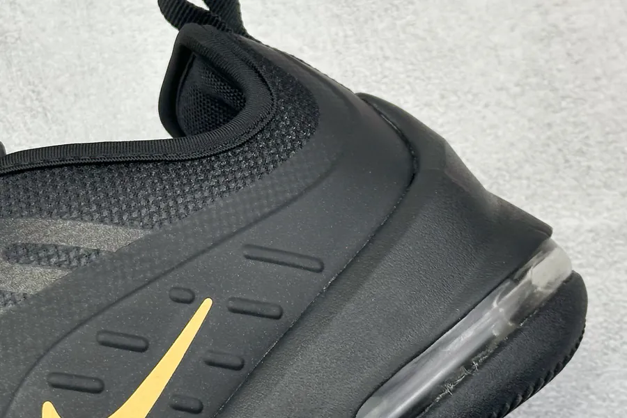 Nike Air Max Axis Lightweight Comfort Sneaker