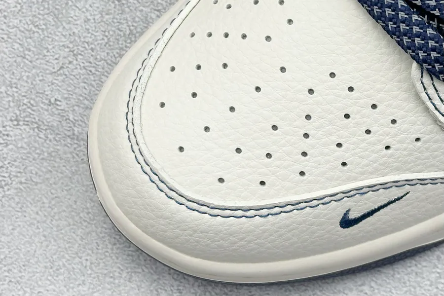 Nike SB Dunk Low x Supreme White Blue Triple Swoosh