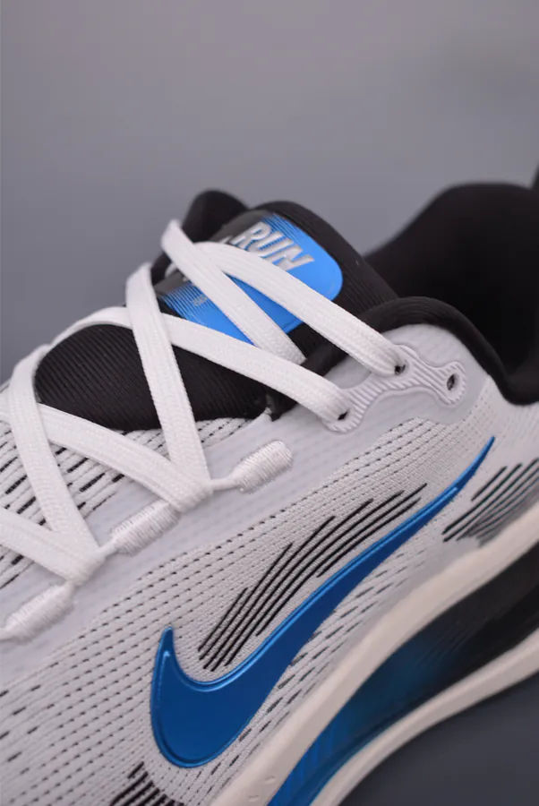Nike Air Zoom Vomero 18 Premium Running Shoes