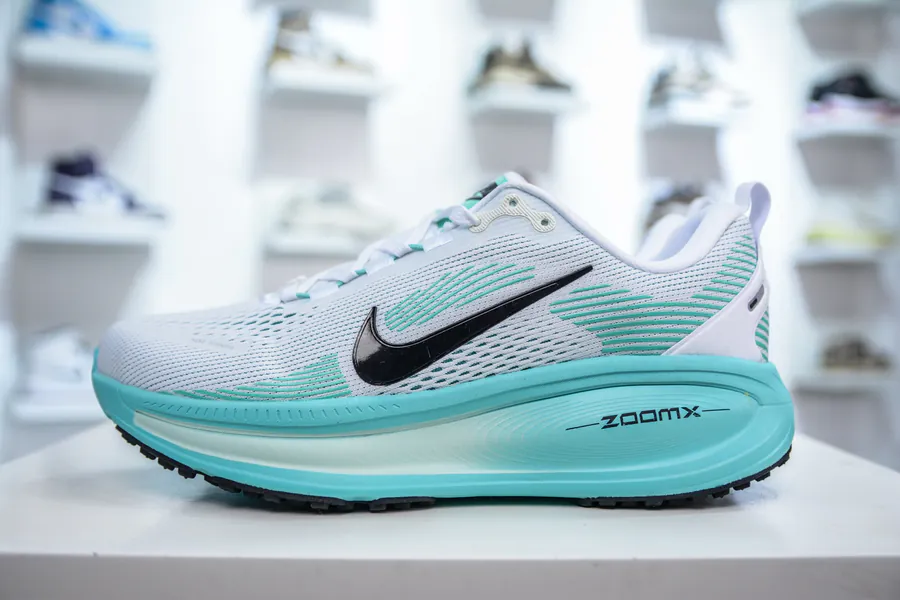 Nike Air Zoom Vomero 18 Comfortable and Lightweight Running Shoes