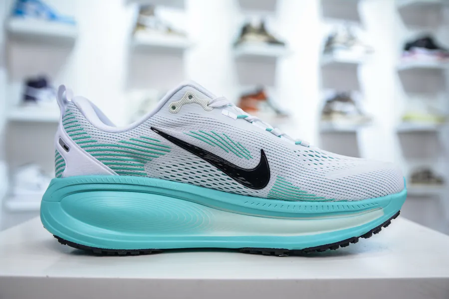 Nike Air Zoom Vomero 18 Comfortable and Lightweight Running Shoes