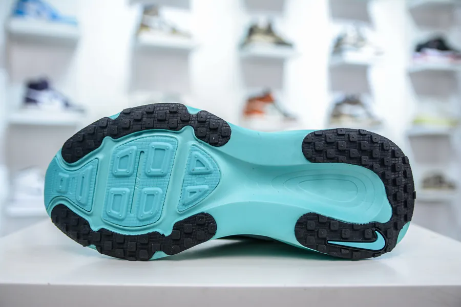 Nike Air Zoom Vomero 18 Comfortable and Lightweight Running Shoes