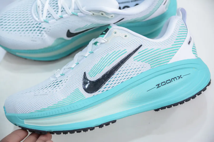 Nike Air Zoom Vomero 18 Comfortable and Lightweight Running Shoes