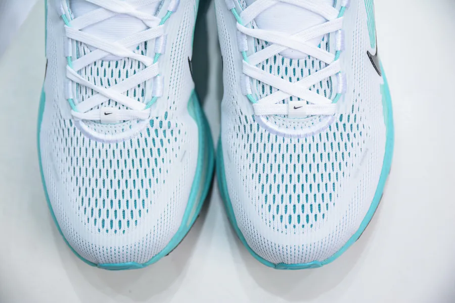 Nike Air Zoom Vomero 18 Comfortable and Lightweight Running Shoes