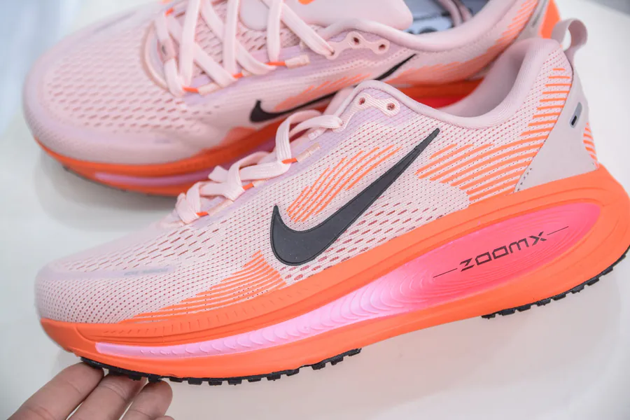 Nike Air Zoom Vomero 18 Comfortable Cushioning and Anti Slip Running Shoes