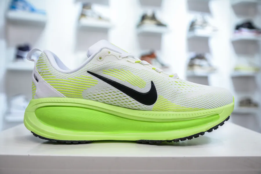 Nike Air Zoom Vomero 18 Comfortable Shock Absorption and Anti Slip Running Shoes