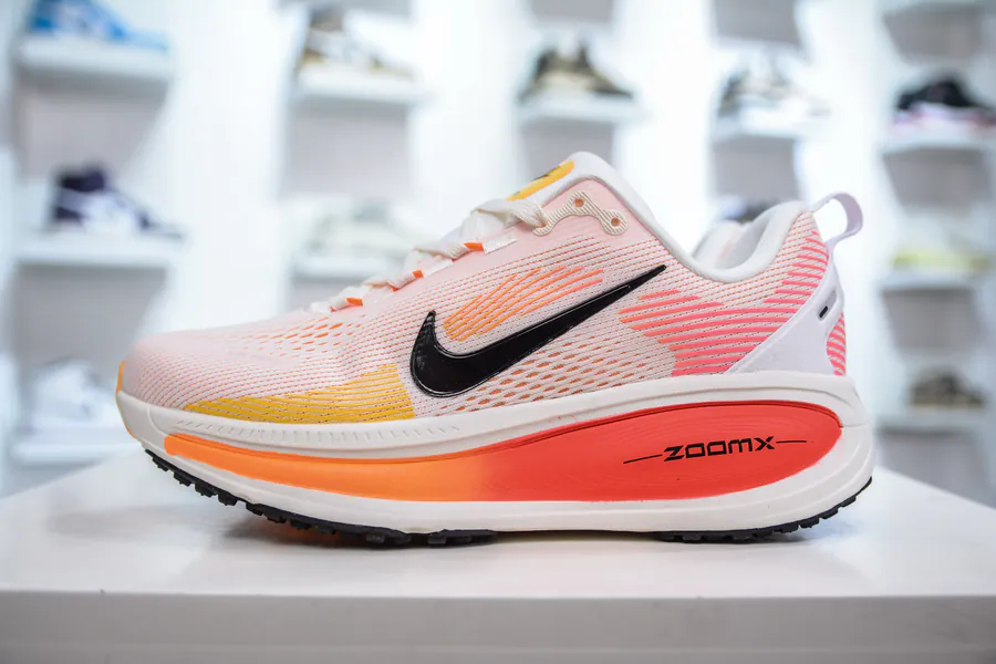 Nike Air Zoom Vomero 18 Comfortable Cushioning and Anti Slip Running Shoes