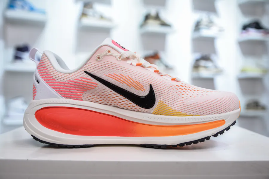 Nike Air Zoom Vomero 18 Comfortable Cushioning and Anti Slip Running Shoes