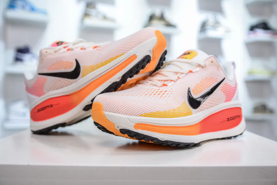 Nike Air Zoom Vomero 18 Comfortable Cushioning and Anti Slip Running Shoes