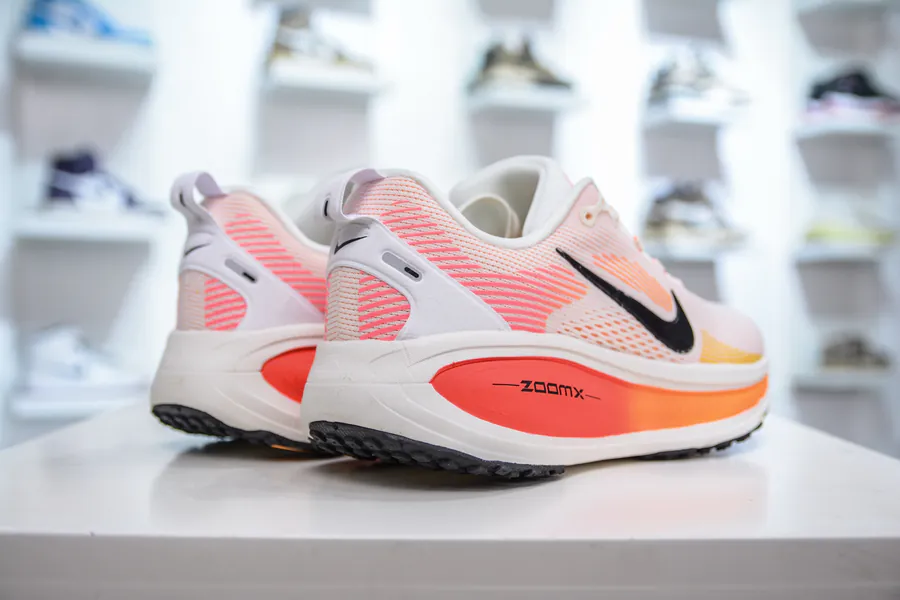 Nike Air Zoom Vomero 18 Comfortable Cushioning and Anti Slip Running Shoes