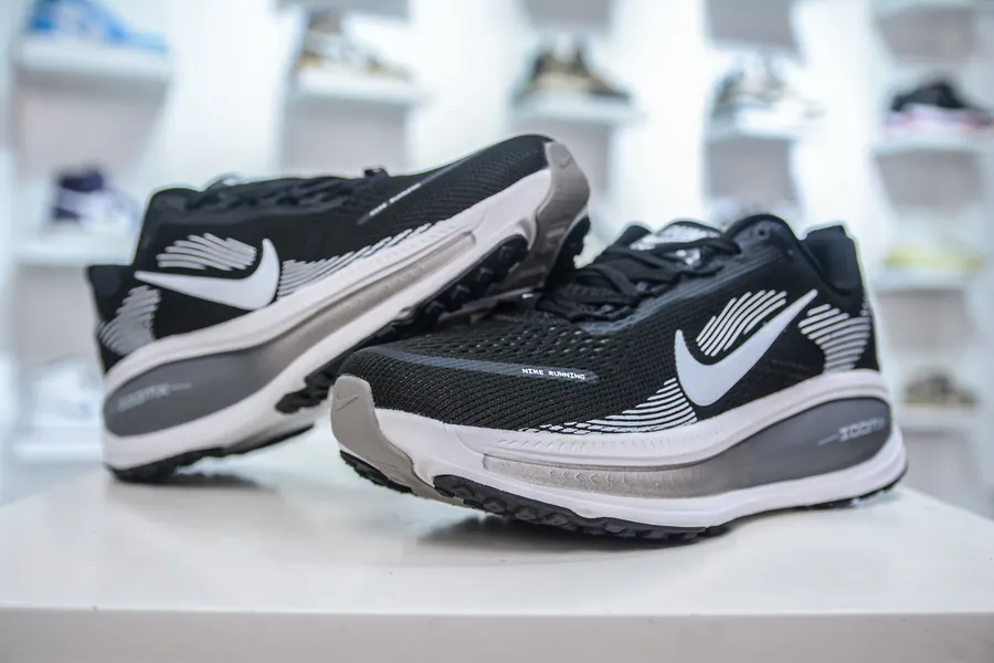 Nike Air Zoom Vomero 18 Comfortable Shock Absorption and Anti Slip Running Shoes