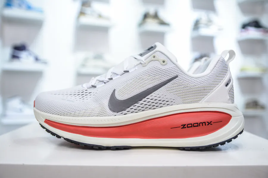 Nike Air Zoom Vomero 18 Comfortable Cushioning and Anti Slip Running Shoes