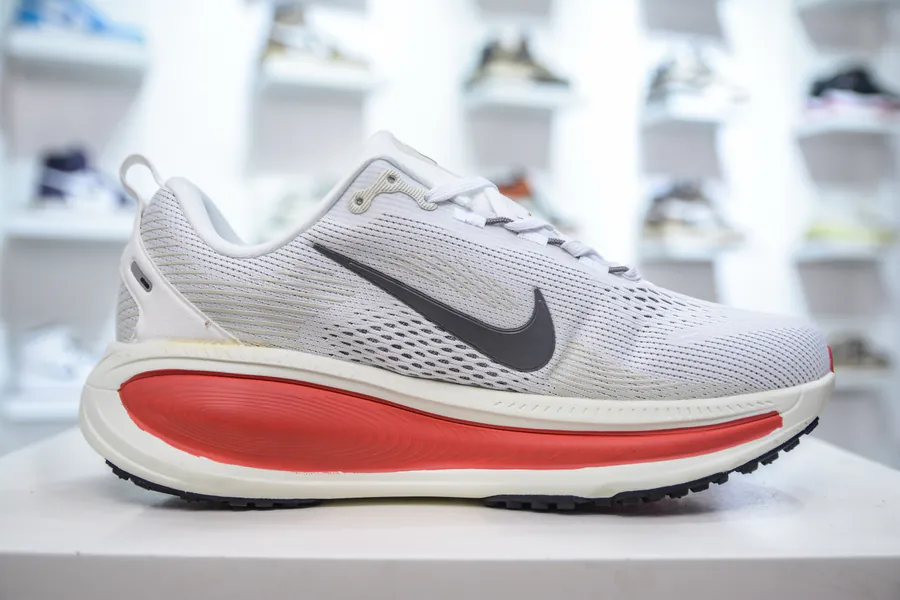Nike Air Zoom Vomero 18 Comfortable Cushioning and Anti Slip Running Shoes