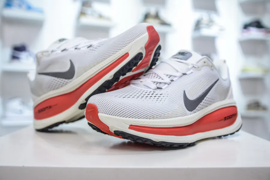 Nike Air Zoom Vomero 18 Comfortable Cushioning and Anti Slip Running Shoes