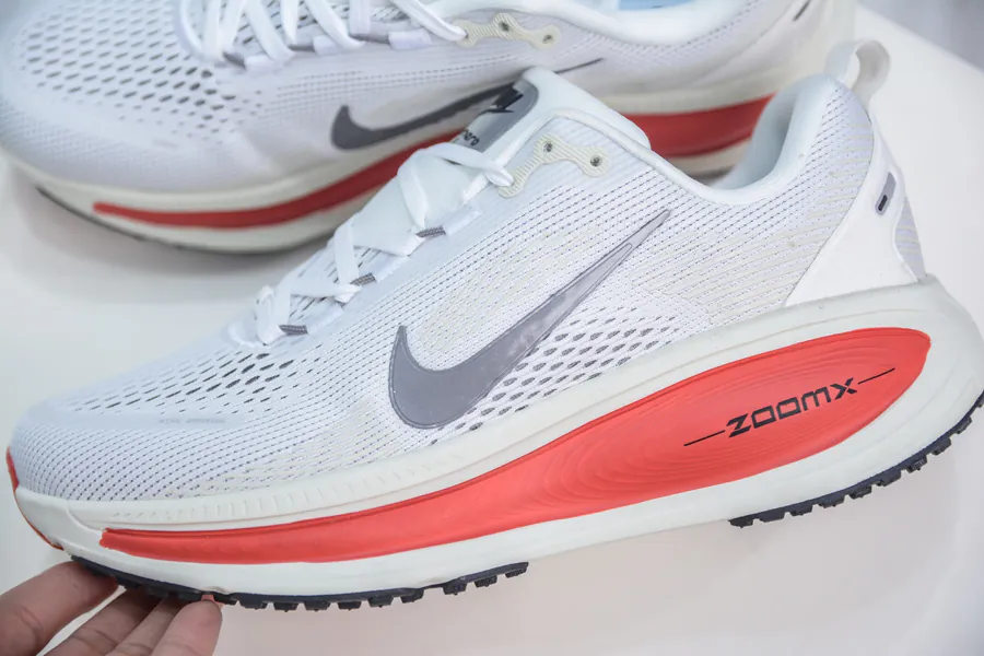 Nike Air Zoom Vomero 18 Comfortable Cushioning and Anti Slip Running Shoes