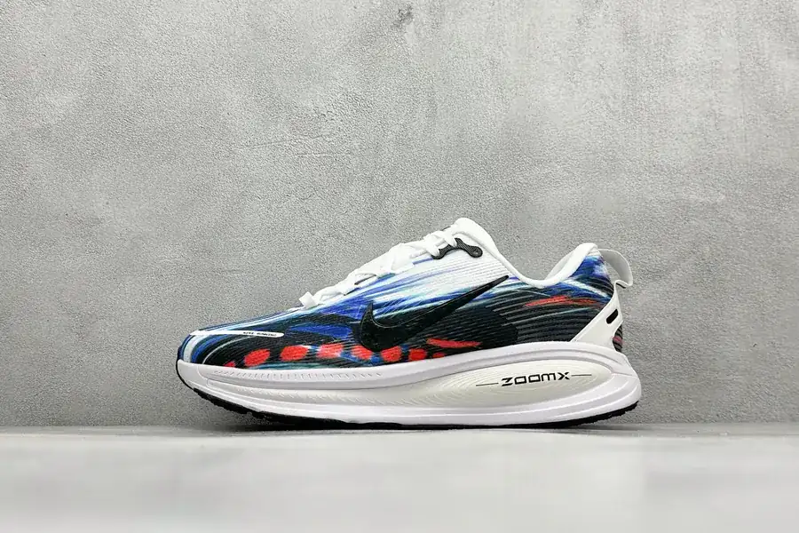 Nike VOMERO 18 Low Top Running Shoes