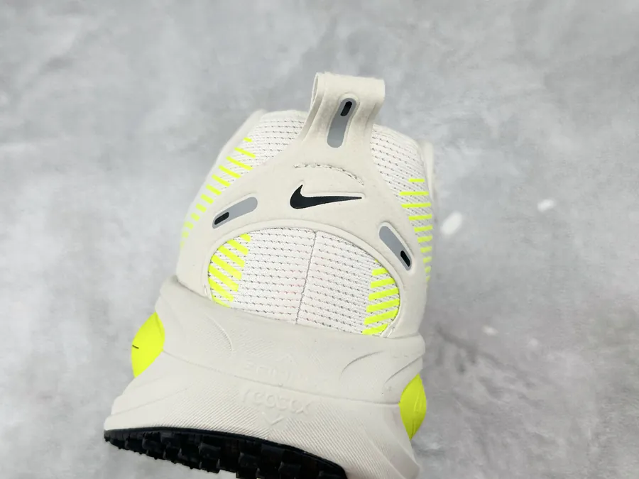 Nike Vomero 18 White and Orange